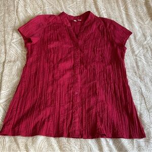 St. John's Bay Women's Top Shirt Size Medium Red Sleeve V Neck.  Pre-owned.